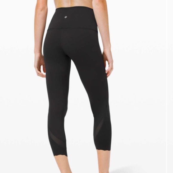 Lululemon Wunder Under Crop High-Rise *Roll Down Scallop Full-On Luon 23"
Black - Picture 1 of 3